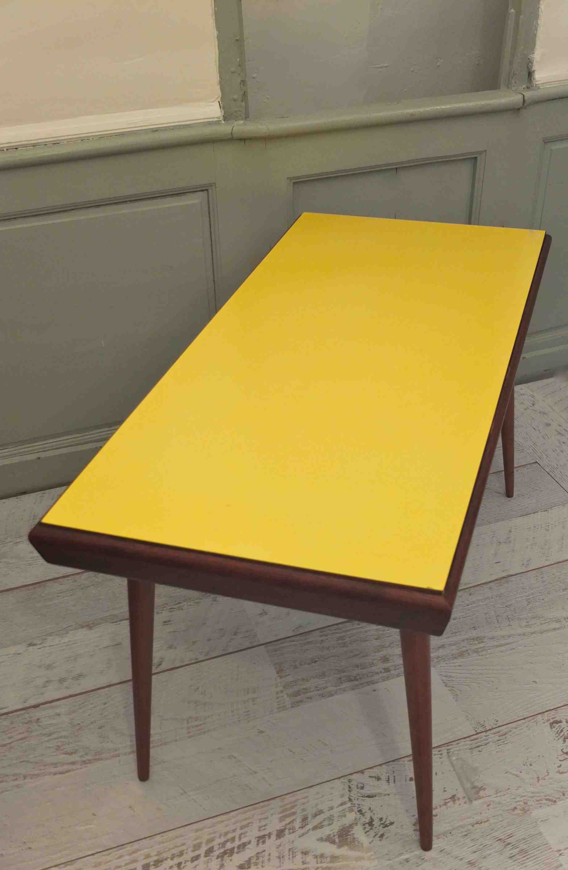 table basse contemporaine jaune