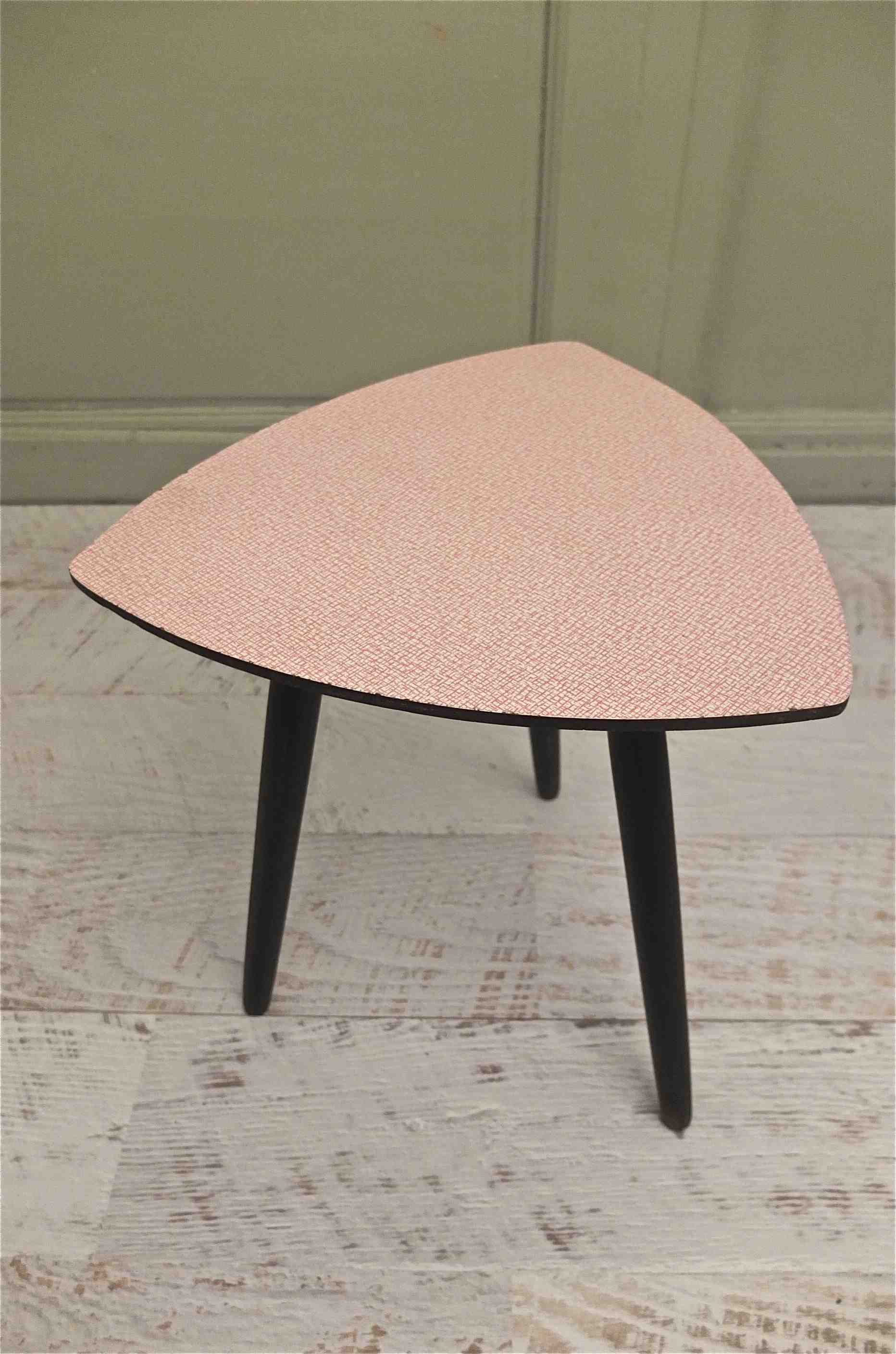 Slavia vintage petite table des années 50 modèle Corbu triangulaire 3 pieds