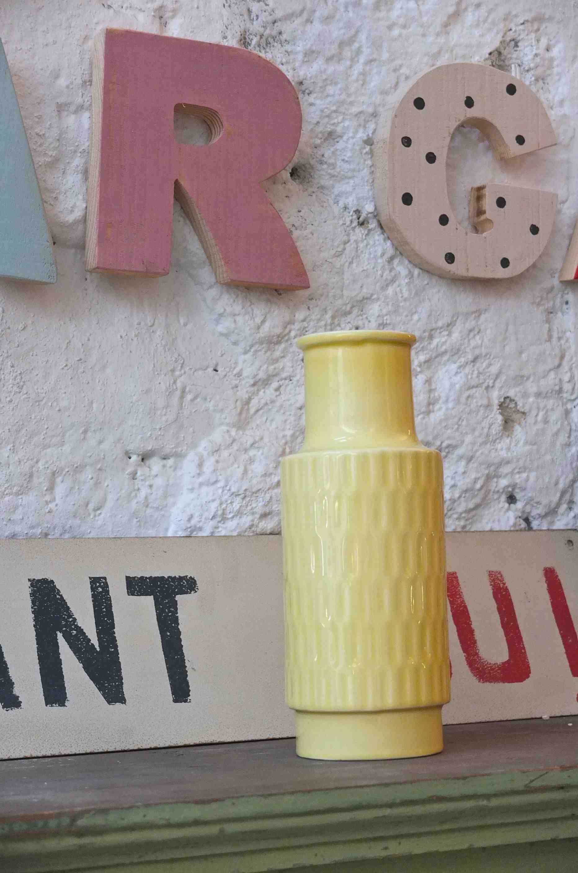 Slavia Vintage vase en porcelaine des annees 60 tchecoslovaque "Vanilla" mise en scene