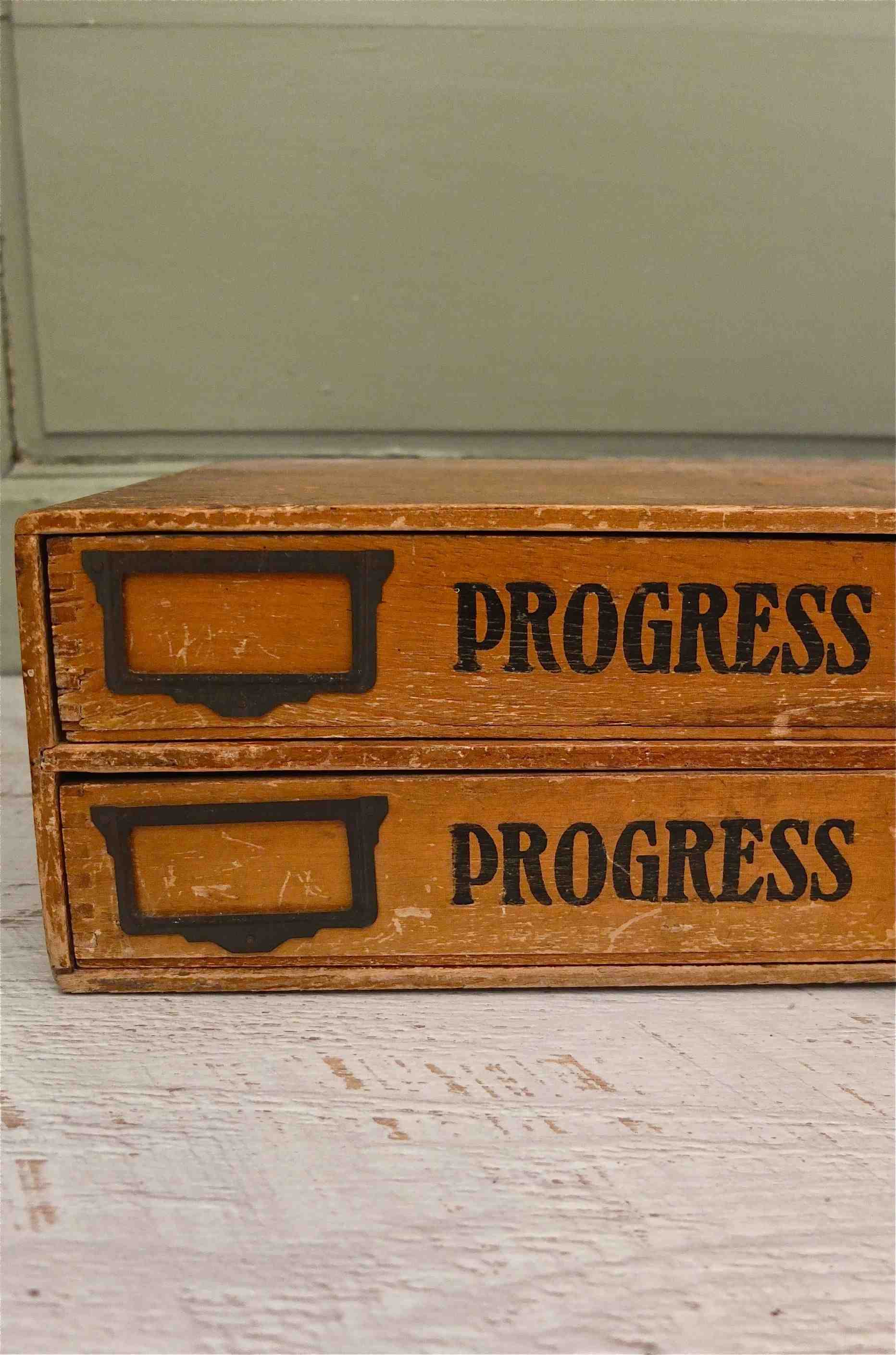 Slavia vintage rangement Progress angle