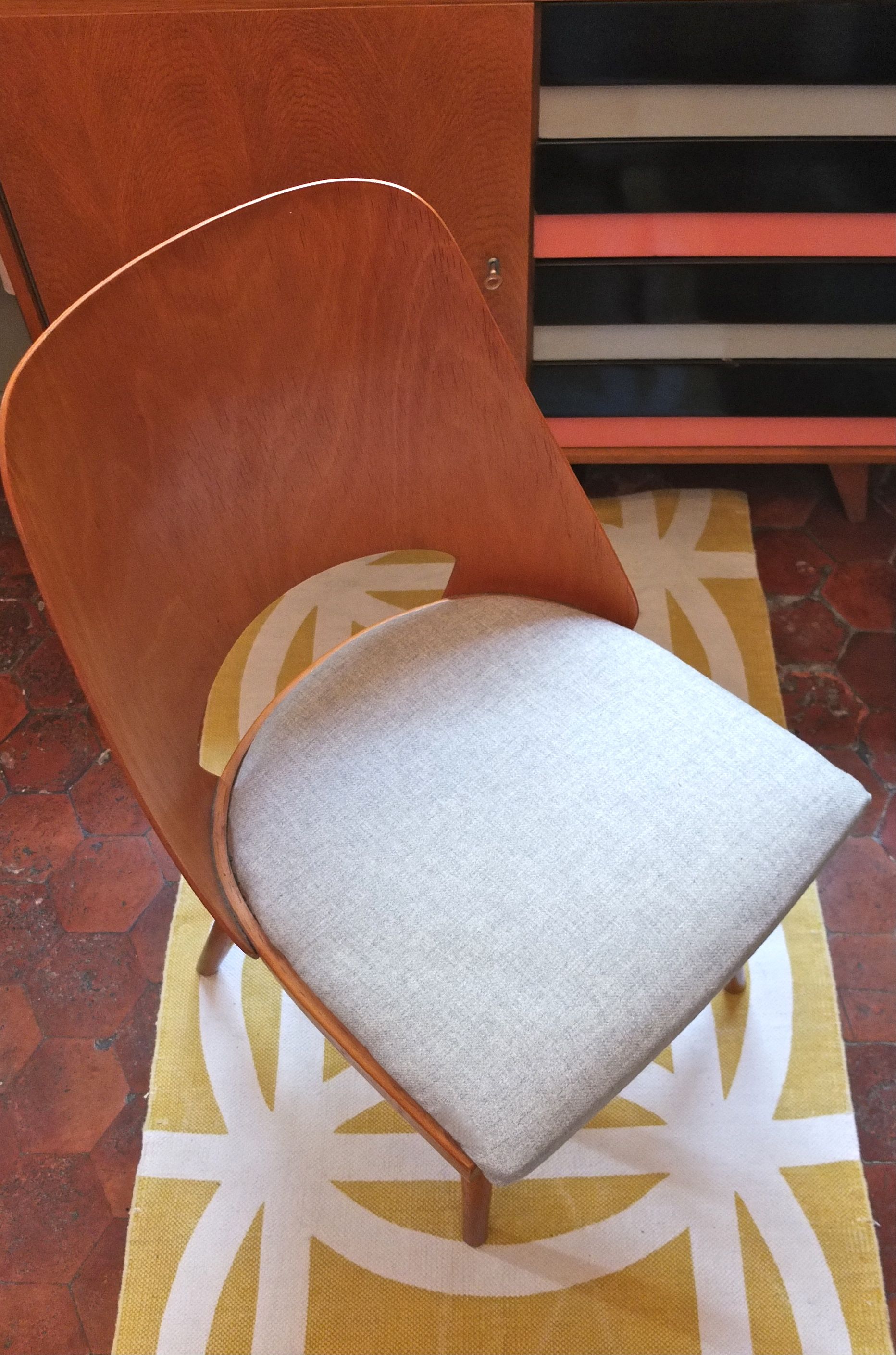 chaise Ton en bois courbé Curba 1 assise gris clair slavia vintage 