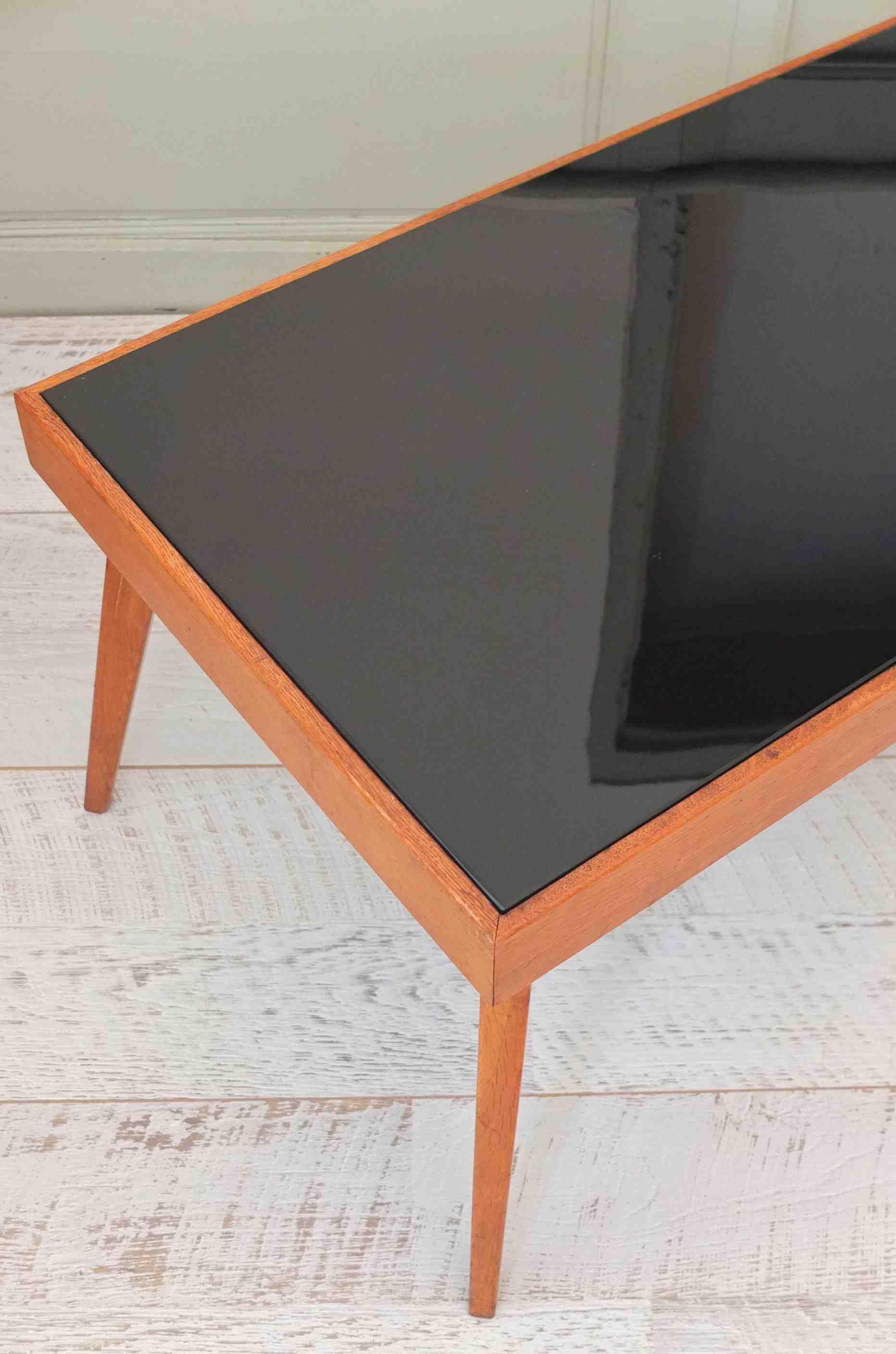 table basse pieds compas en verre noir et bois tcheque "Focus" slavia vintage