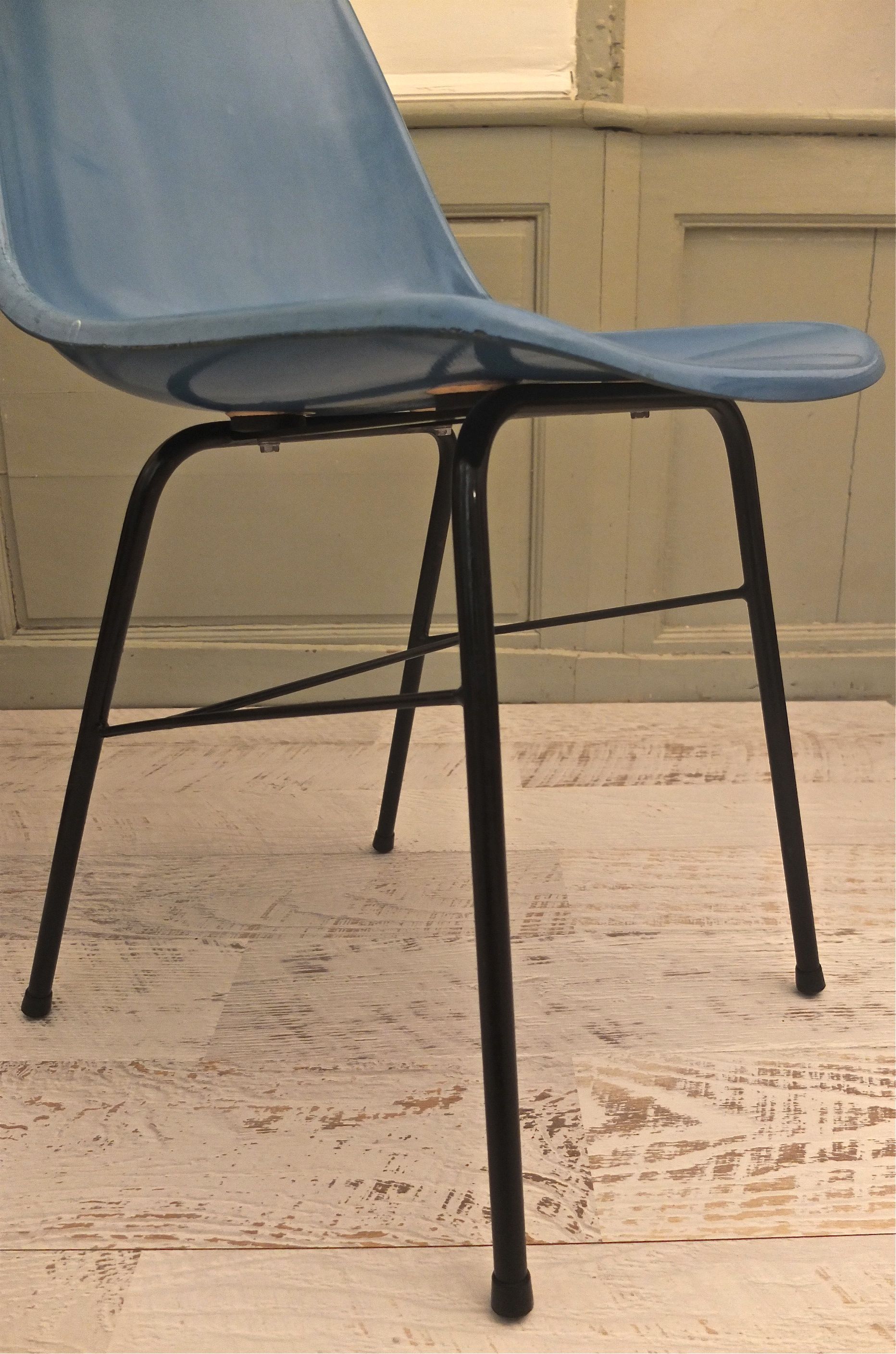 Slavia vintage pieds métal noirs chaise bleue en fibre modèle Tram 