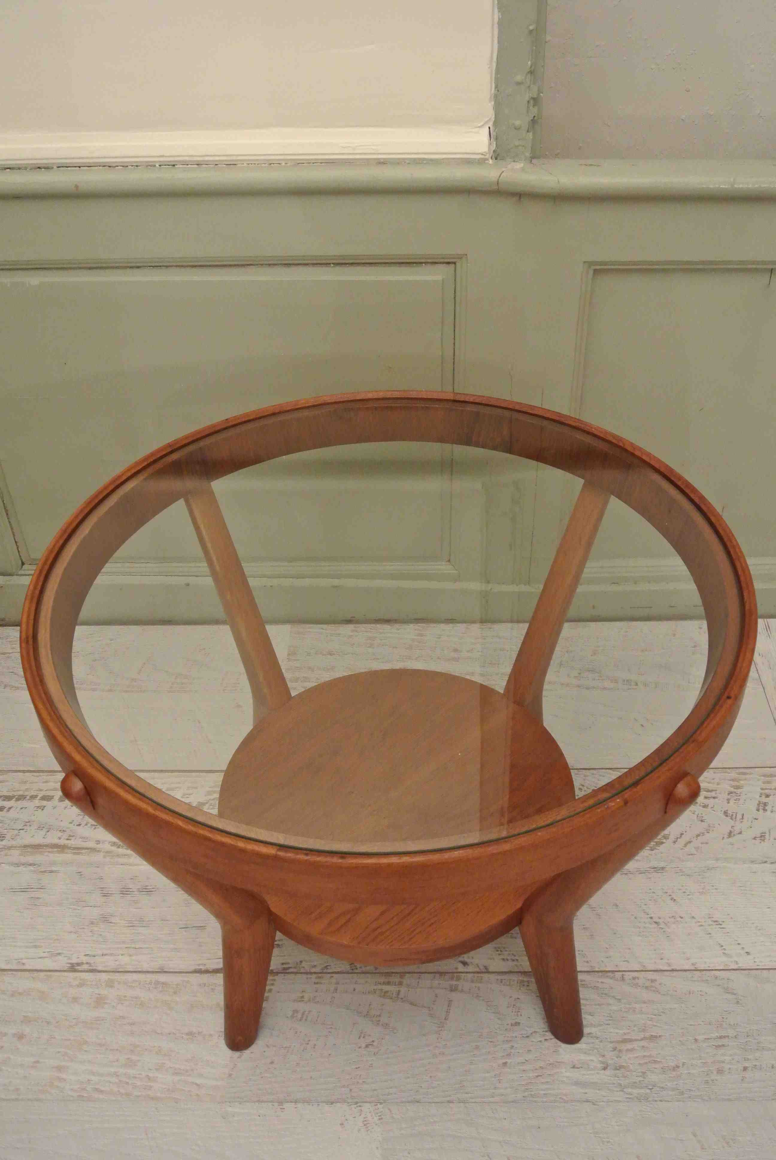 Slavia Vintage table basse des années 50 en chêne et verre  primée foire de Milan 1946  "Konference" plateau en verre