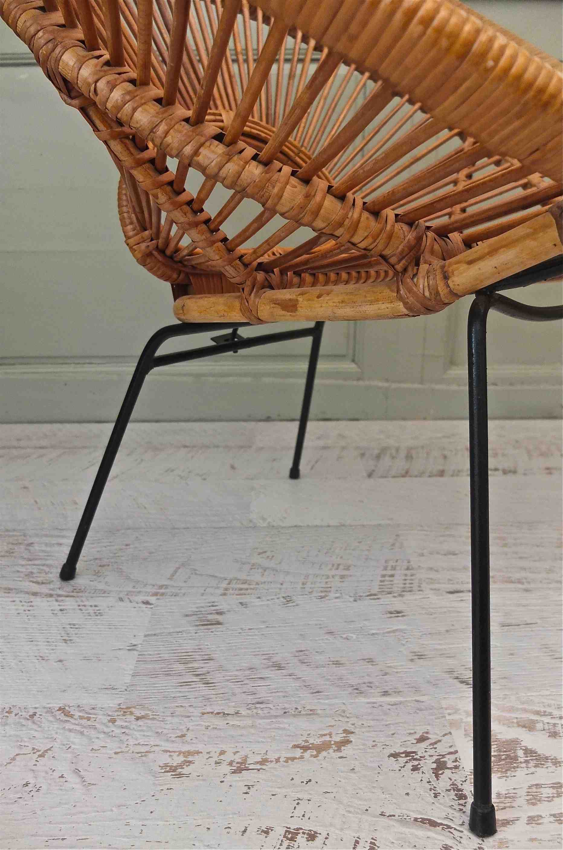Slavia Vintage fauteuil en rotin des années 50 Janine Abraham modèle "Punta Sirena" pieds métal