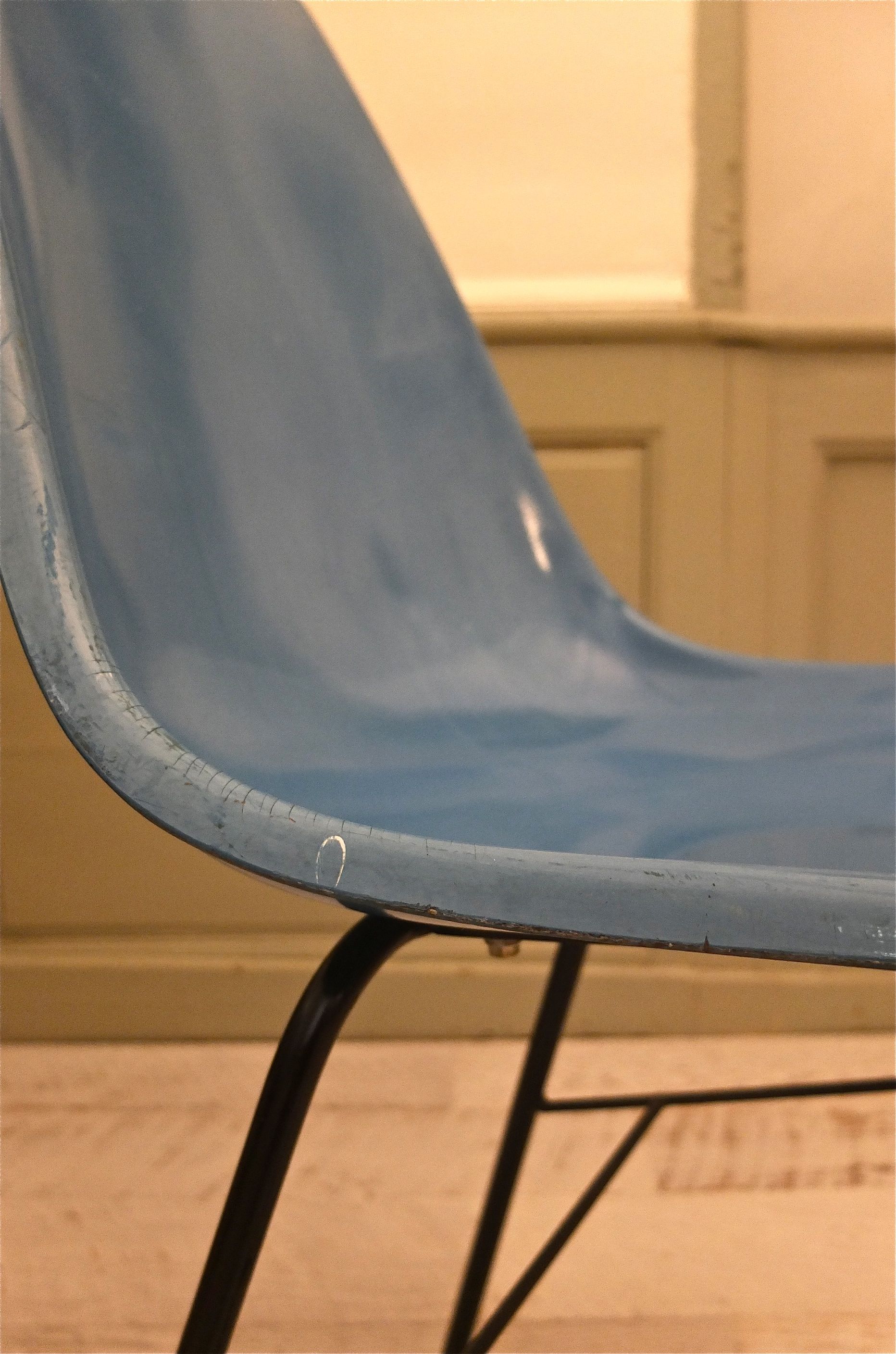 Slavia vintage détail chaise bleue en fibre modèle Tram 