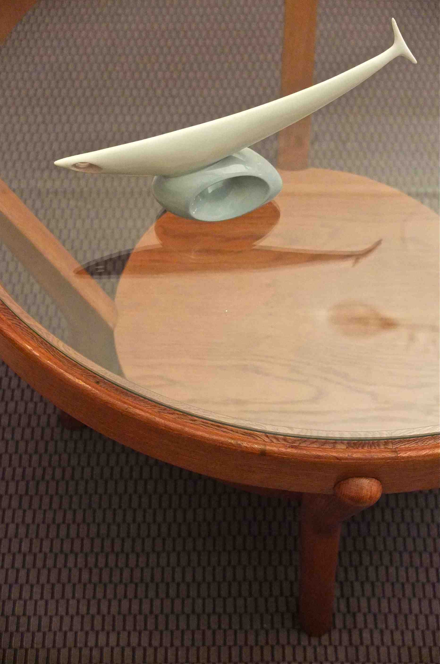 Slavia Vintage table des années 50 en chêne et verre "Konference" mise en scène
