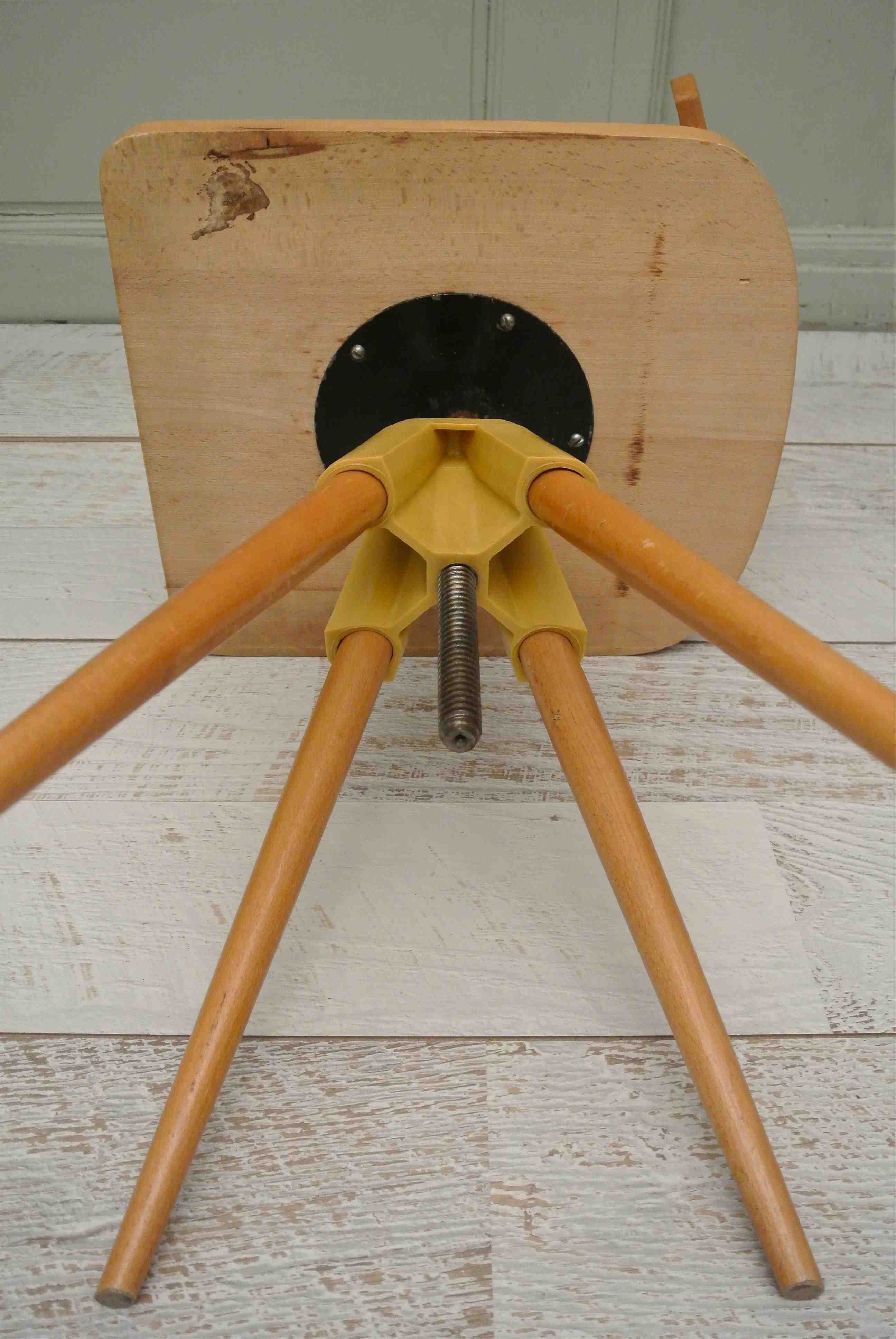 Slavia Vintage chaise enfant en bois vintage des années 60 dossier à barreaux pivotante modèle "Karussel" style scandinave photo mécanisme pivotant