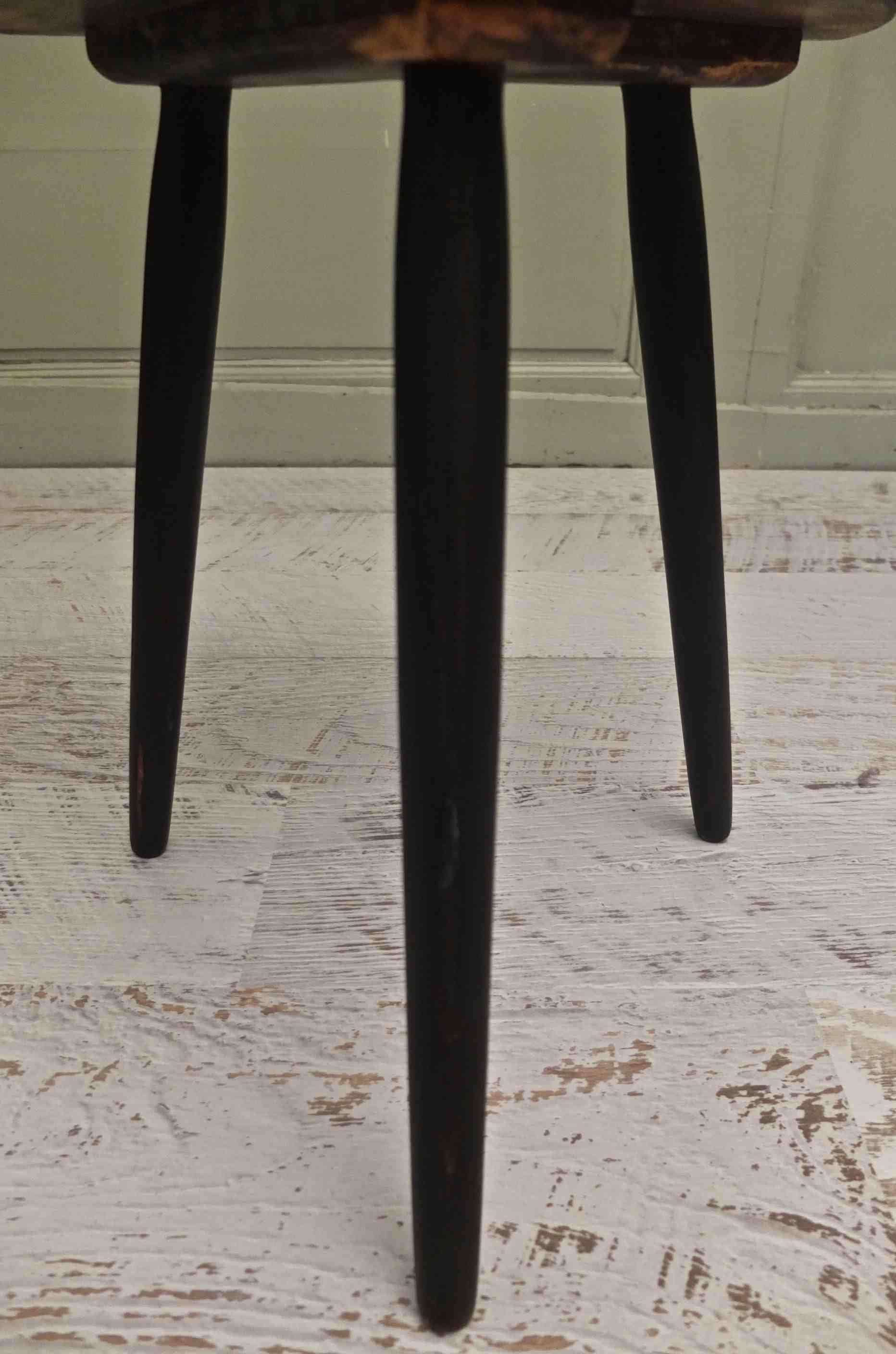 Slavia vintage pieds en bois petite table triangulaire des années 50 modèle "Corbu"