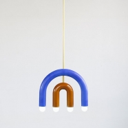 Suspension TRN light C1 - ocre et bleu - en céramique et laiton - Pani Jurek