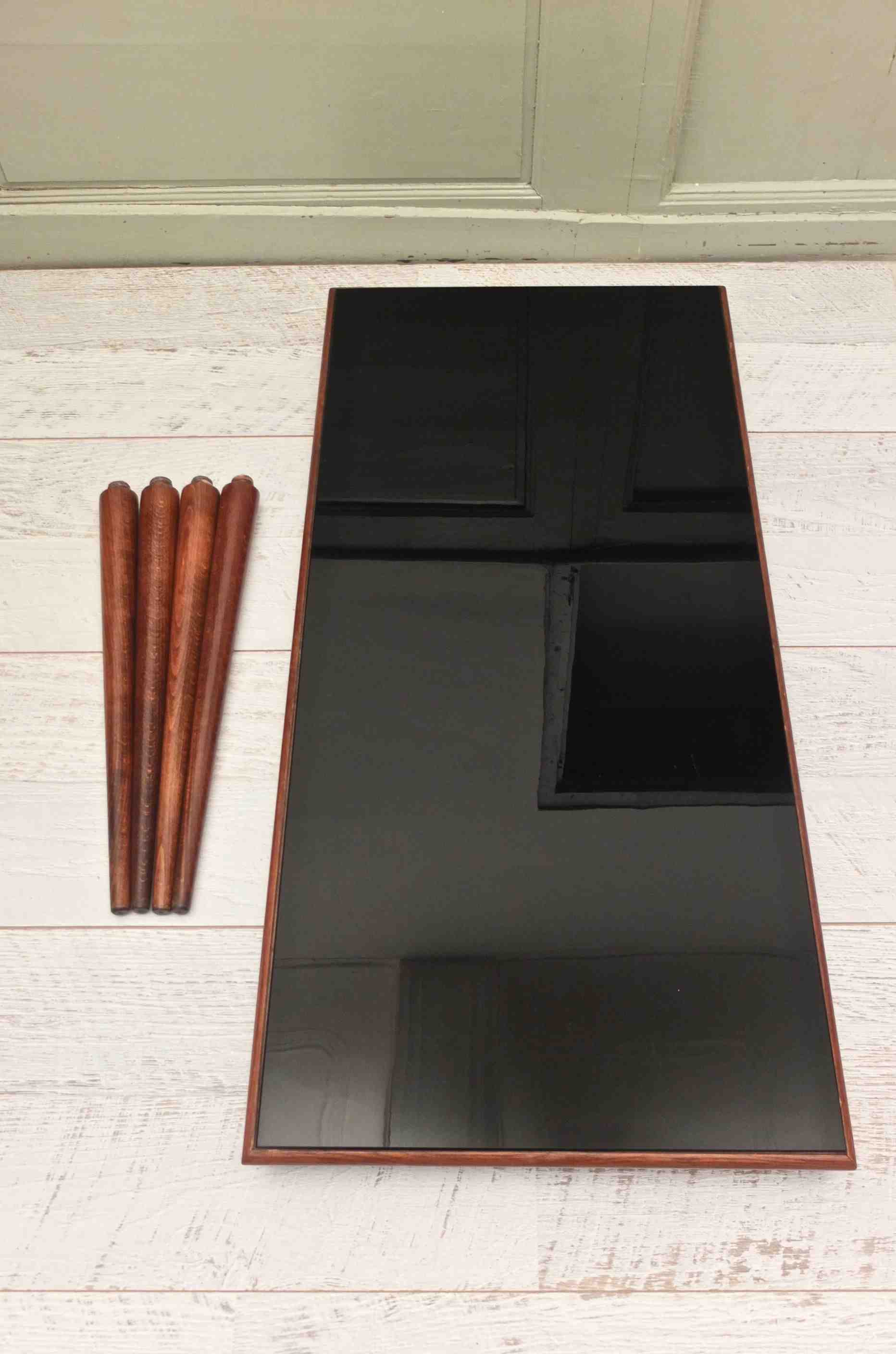 Slavia Vintage table basse vintage en bois et verre noir des années 60 style scandinave modèle "B58"  photo plateau et 4 pieds 