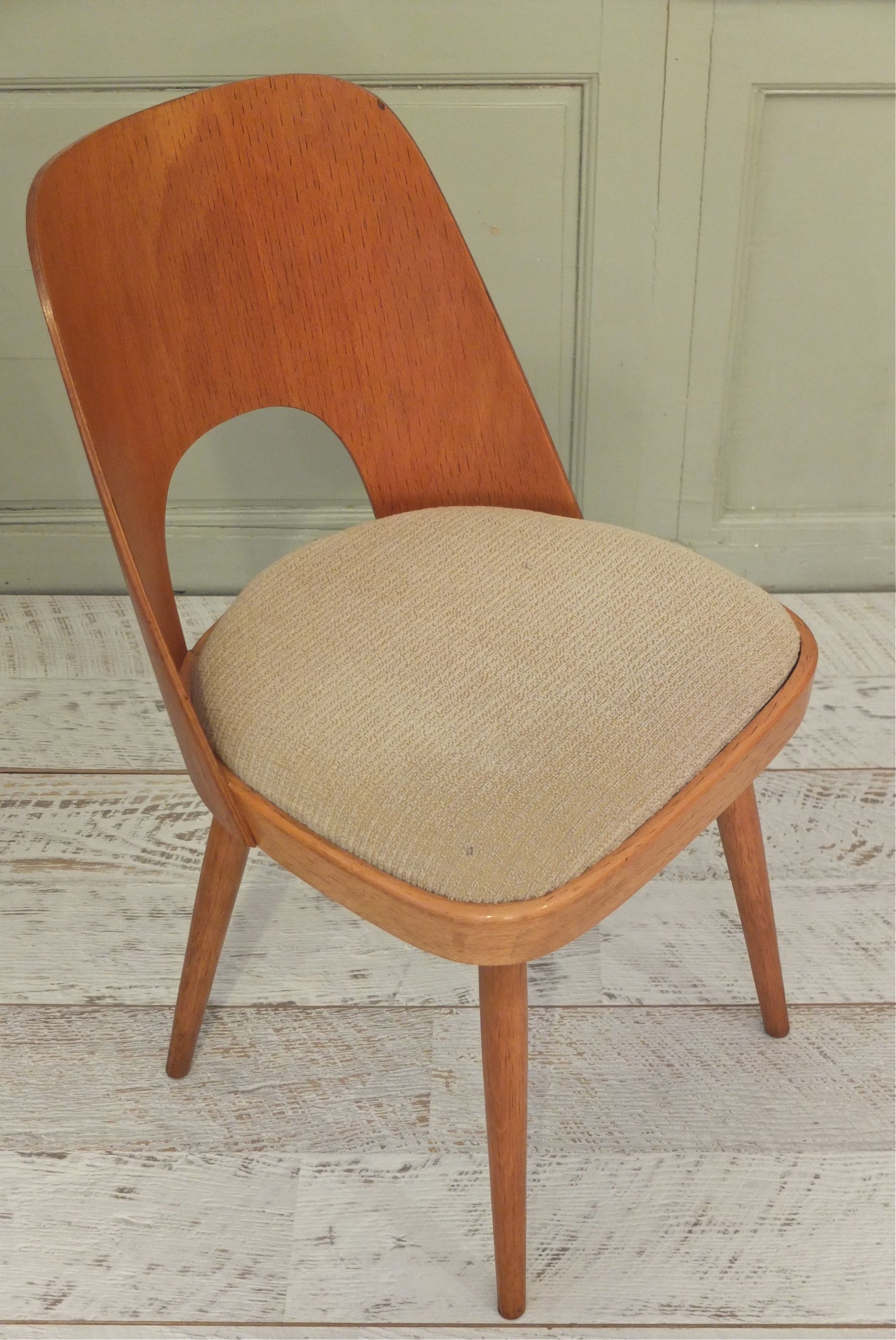 chaise_ton_bois_courbe_karamel_slavia_vintage