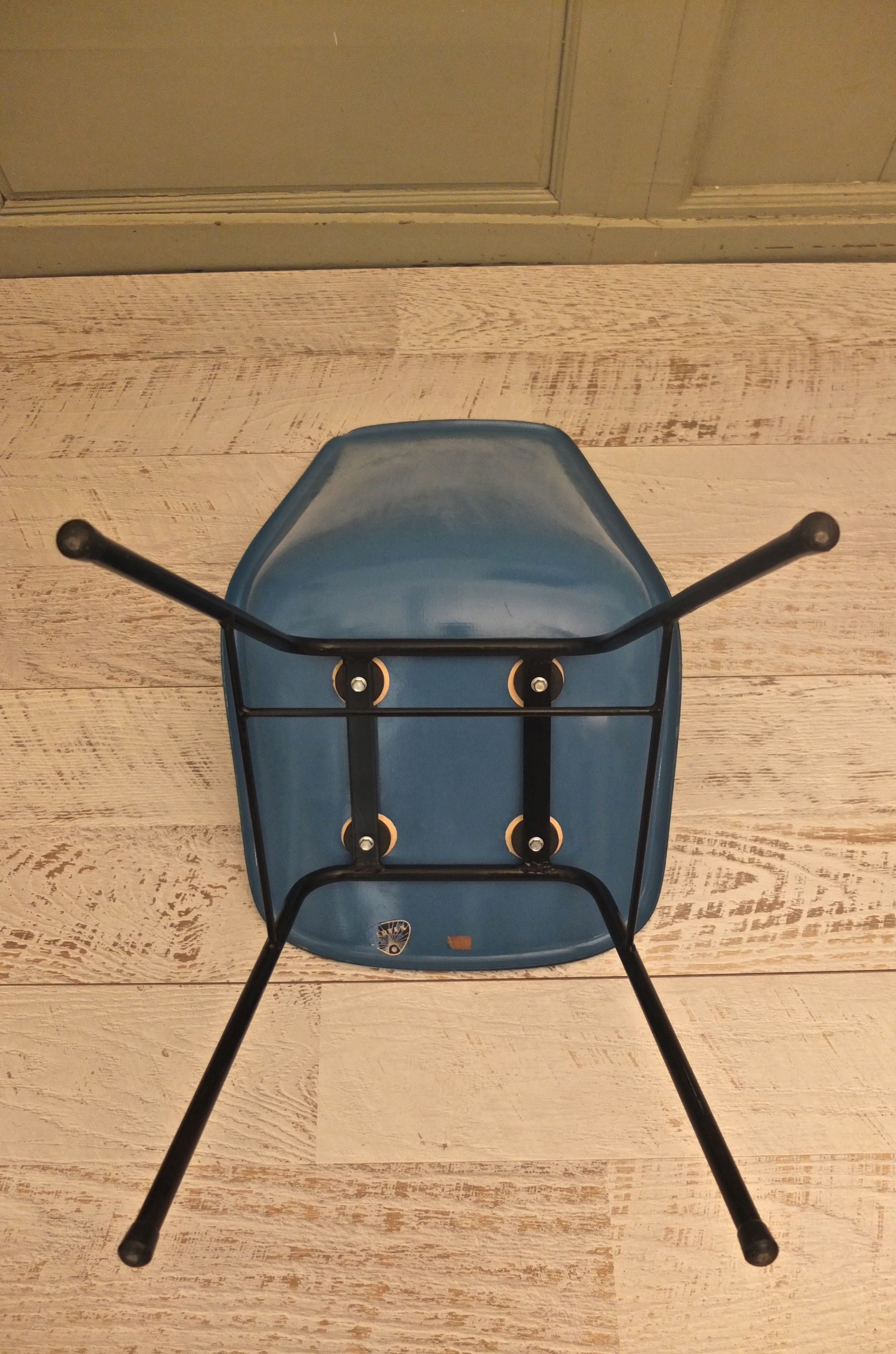 Slavia vintage structure chaise en fibre bleue tchèque modèle "Tram" des années 60