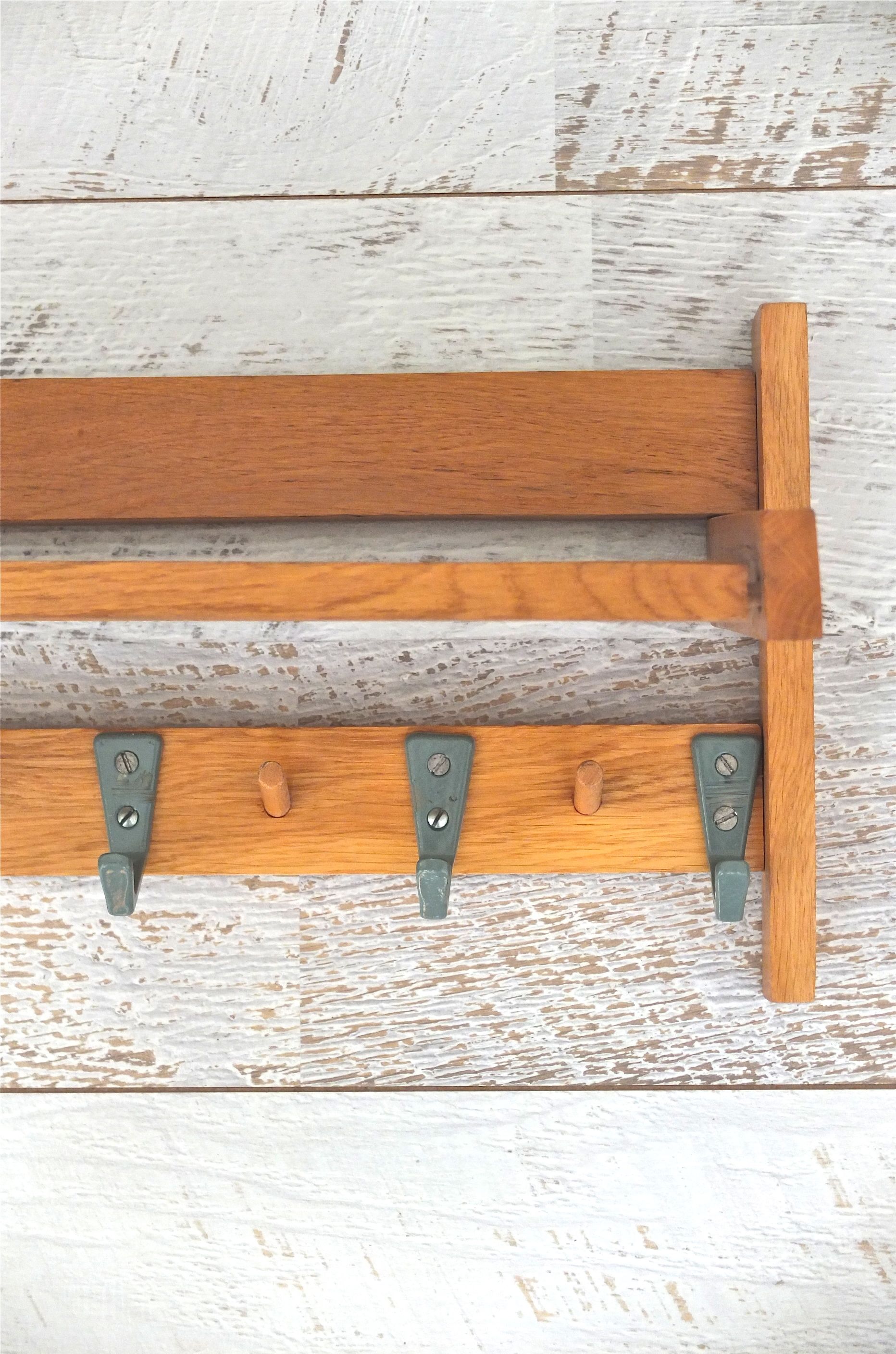 etagere vintage en bois des annees 60 skolni slavia vintage 4
