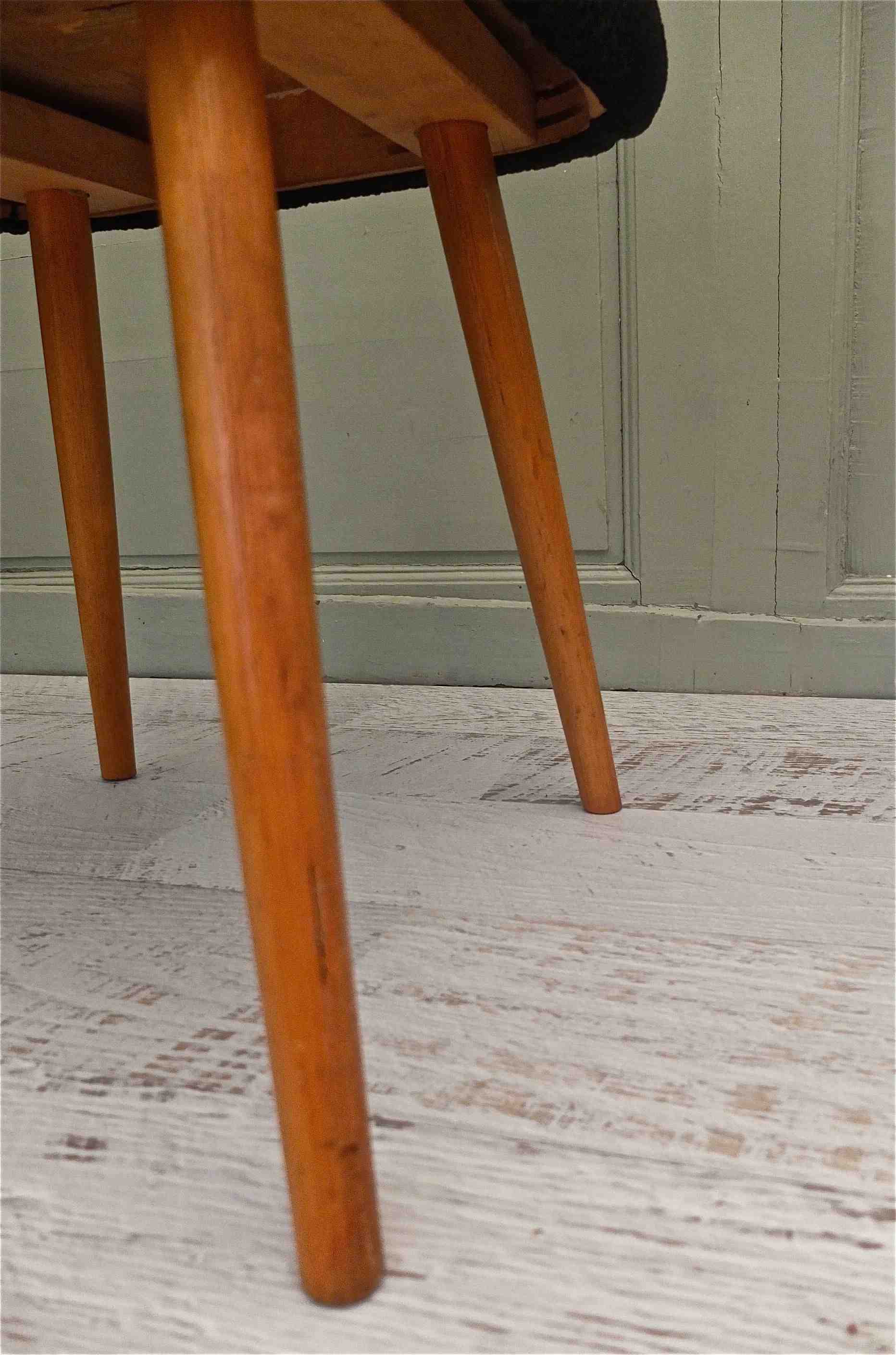 Slavia vintage détail pieds bois fauteuil noir des années 50 modèle Praktika
