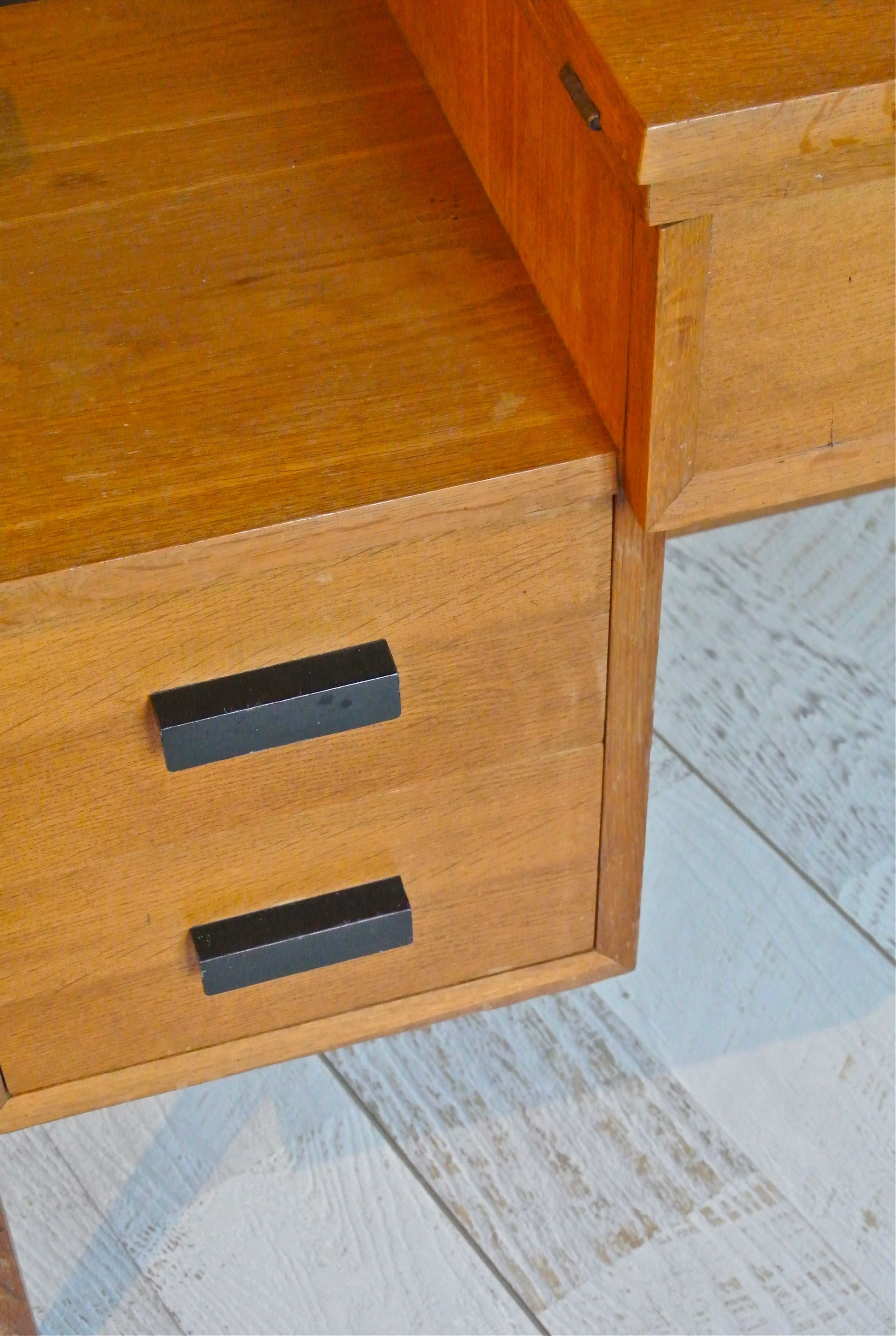 Slavia Vintage tiroirs bureau des années 60 "Décalé" moderniste pieds compas