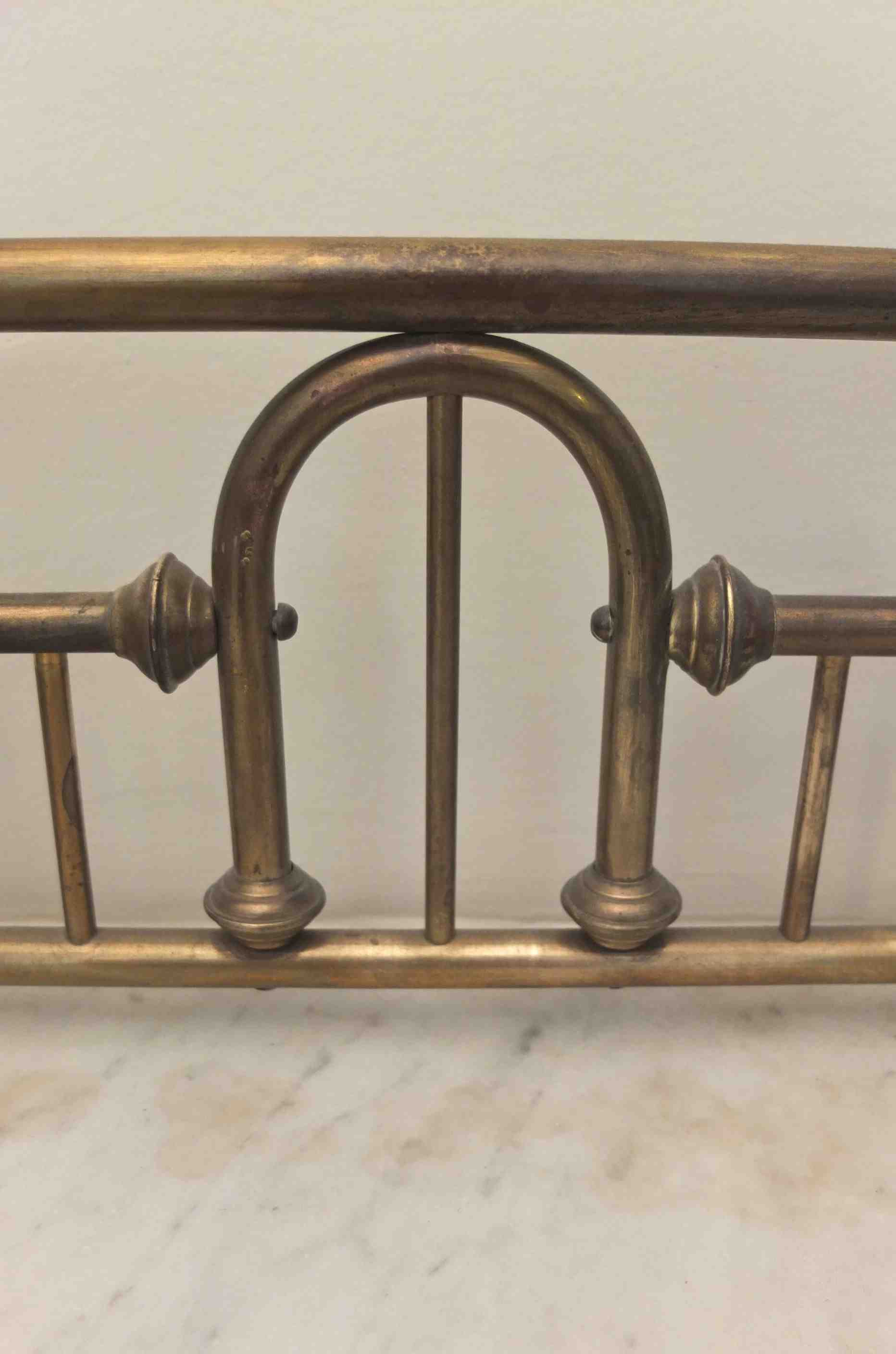 Slavia vintage photo détail table de chevet des années 1910 modèle "Baden baden" laiton et marbre